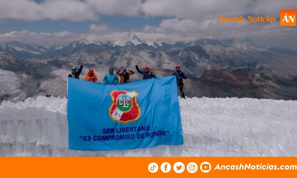 Exalumnos de La Libertad flamean bandera en el Nevado Vallunaraju