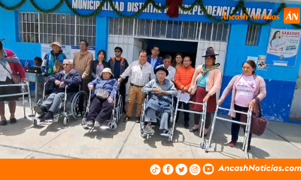 Huaraz: alcalde de Independencia entrega sillas de ruedas a vecinos con discapacidad
