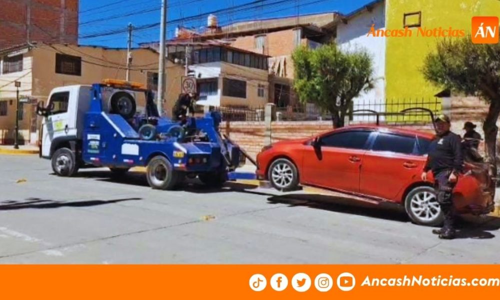 Remolcan vehículo por estacionar en zona rígida en Huaraz