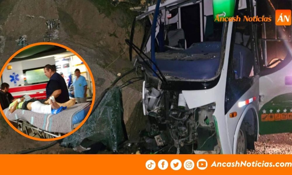 Áncash: Cúster con equipo de vóley Sub 19 sufre  accidente en carretera de Yaután