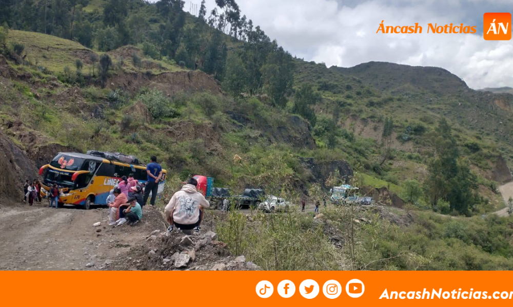 Vehículos quedan varados en tramo de Colcabamba por deterioro de la vía