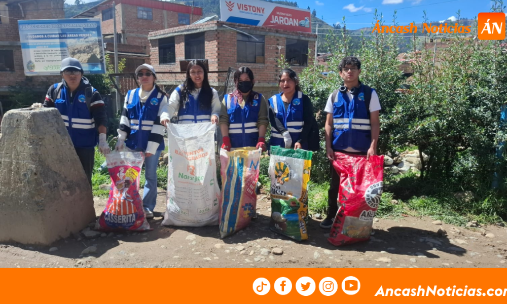 Estudiantes de Ingeniería Ambiental realizan limpieza en el río Quillcay y en Carhuaz