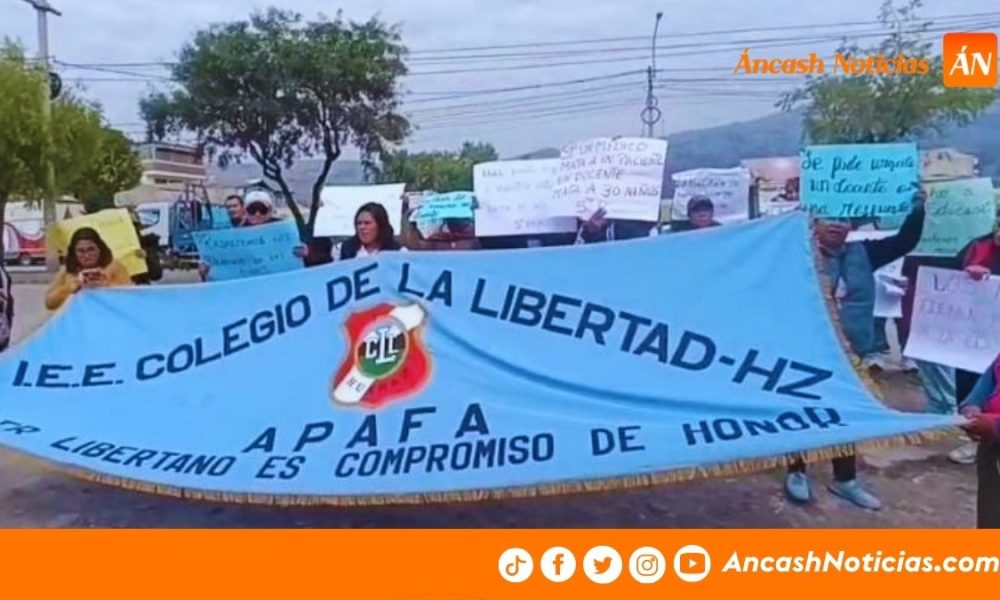 Padres protestan en UGEL Huaraz por falta de docente en colegio La Libertad