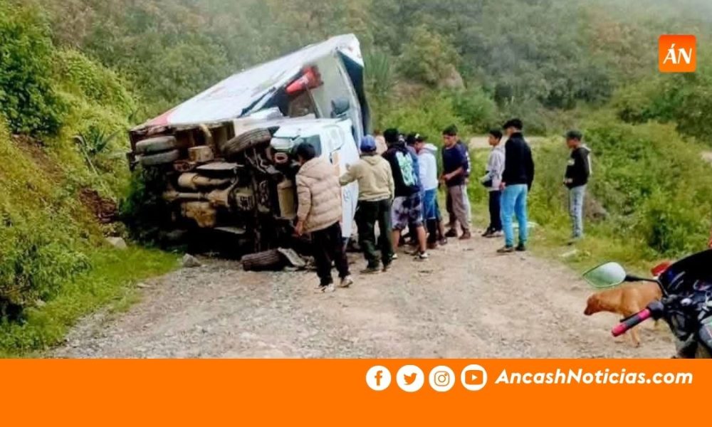 Áncash: tres heridos deja despiste de camión en zona rural de Huaylas
