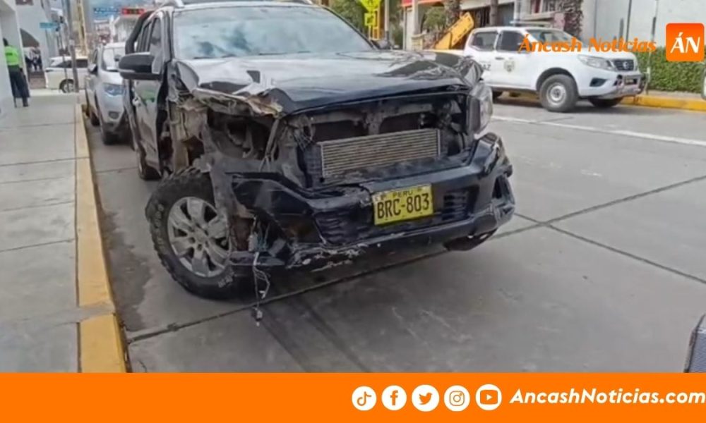 Abandonan camioneta tras aparatoso choque en pleno Huaraz