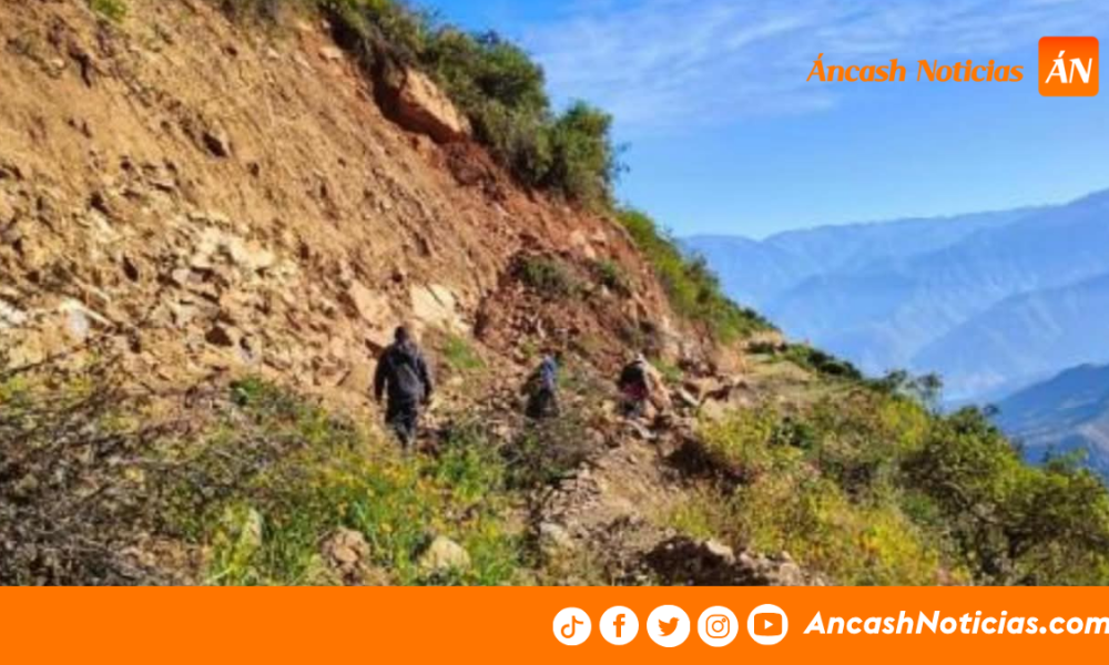 Huaraz: Deslizamiento restringe tránsito en vía vecinal de Pampas Grande
