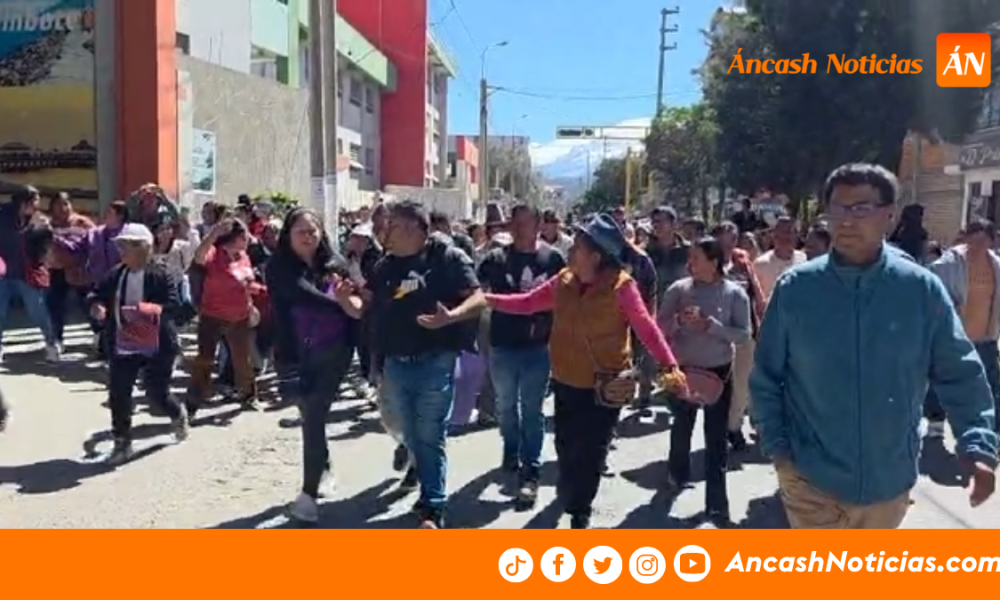 Huaraz: padres del colegio Simón Bolívar acuden a comisaría por reclamo contra exdirectiva de APAFA